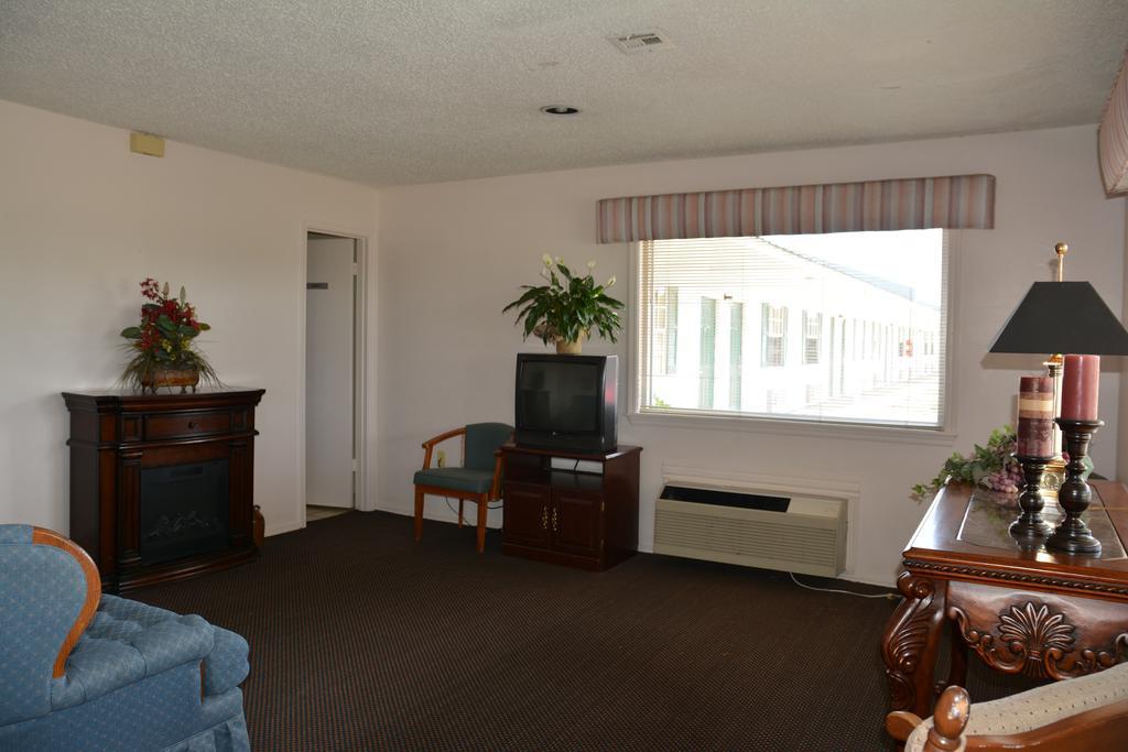 Lake Eufaula Inn & Suites Checotah Exteriör bild